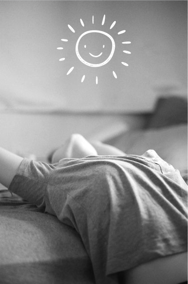 Una mujer embarazada descansando, en blanco y negro